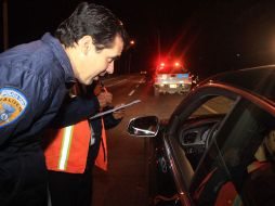 Agentes viales aplicaron 65 multas a conductores por exceder los límites de velocidad. A. HINOJOSA  /