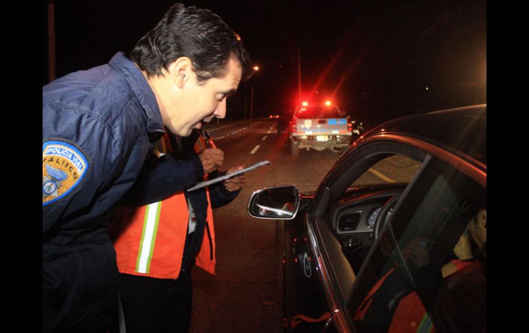 Agentes viales aplicaron 65 multas a conductores por exceder los límites de velocidad. A. HINOJOSA  /