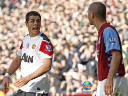 Javier Hernández confronta al defensa del Aston Vila, Luke Young, durante el juego de ayer. AFP  /