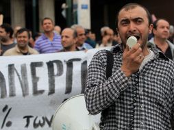 Trabajadores griegos desconformes con medidas económicas hace dos días. Ahora Papandreu analiza cómo saldar deudas. EFE  /