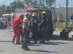 Bomberos municipales ayudaron a rescatar el cuerpo. M. PATIÑO  /