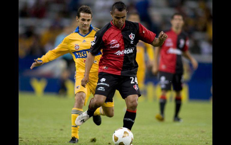 Antonio Sancho (i) de Tigres disputa el balón con Gregorio Torres (d) del Atlas hoy, sábado 13 de noviembre de 2010. EFE  /