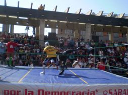 Asistentes se entretienen en el ring de box que fue organizada por militantes. EL UNIVERSAL  /