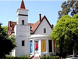 Los participantes realizaron largas filas en varios museos como lo es el Museo de Artes Plásticas Eduardo Sívori. ESPECIAL  /