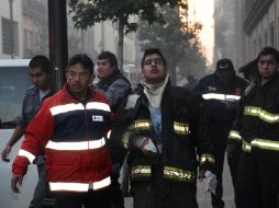 Personal de cuerpos de emergencia que resultaron heridos durante labores para controlar un incendio en una subestación eléctrica. SUN  /