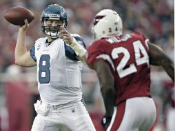 Matt Hasselbeck lanza el balón ante la mirada de Adrian Wilson. AP  /