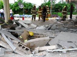 Rescatistas en el sitio de la explosión en el hotel de Playa del Carmen. AFP  /
