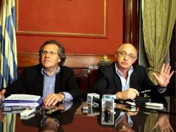 El canciller argentino Héctor Timerman (I) y el canciller uruguayo, Luis Almagro (D). EFE  /
