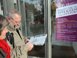 Una pareja de turistas busca alternativas para visitar, tras enterarse del cierre del Museo della Triennale, en Milán.EFE  /