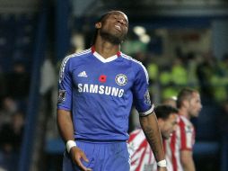 Didier Drogba lamenta la derrota de los Blues. AP  /