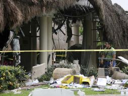 Papeles, cajas, muebles, entre otros restos aparecen en el césped. REUTERS  /