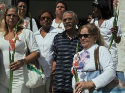 El disidente cubano Arnaldo Ramos participa en la marcha de las Damas de Blanco. AFP  /