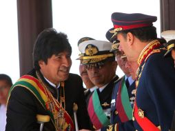 El presidente Evo Morales reapareció en público, usando muletas, tras ser operado de la rodilla izquierda. EFE  /