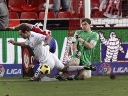 Iker Casillas en acción durante el duelo frente al Sporting de Gijón. EFE  /
