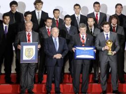 Joseph Blatter representó el reconocimiento del fútbol mundial a la Selección española. AFP  /