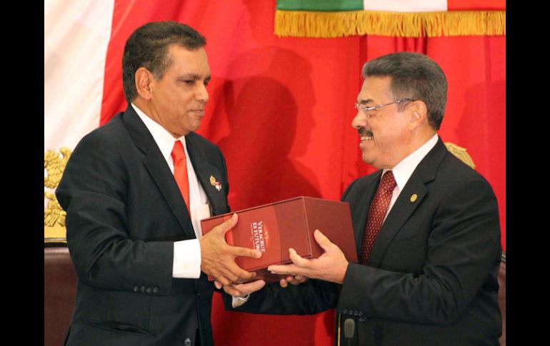 Fidel Herrera (izquierda) rindió su VI y último Informe de Gobierno. NTX  /