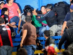 Durante el partido del sábado pasado entre los Zorros y los Tigres se suscitó una pelea entre aficionados y policias municipales. NTX  /