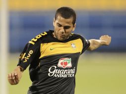 Dani Alves en una práctica previa al partido amistoso en contra de Argentina. REUTERS  /