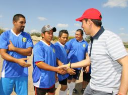 Ayer, Miguel Castro inauguró una cancha de futbol en el poblado de Santa María Tequepexpan. ESPECIAL  /