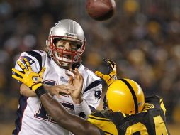 Tom Brady jugó su mejor partido de la temporada ante los Acereros. REUTERS  /