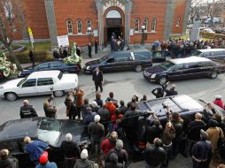 Cerca de mil personas asisten al funeral. REUTERS  /