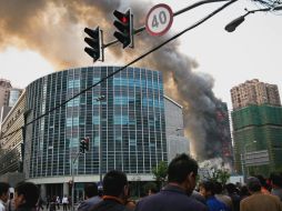 Fotografía tomada por un peatón que muestra los moentos en que la torre residencial se incendió. AP  /
