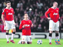 ''Chicharito'' Hernández se hinca para rezar antes del inicio del cotejo pasado contra Rangers en Old Trafford. GETTY IMAGES SPORT  /