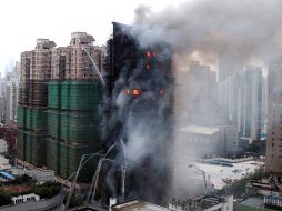 Un incendio en una torre de 28 plantas en Shanghai causó la muerte ya de 53 personas. NTX  /