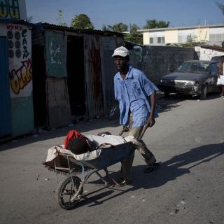 Haití reacciona con furia por brote de cólera