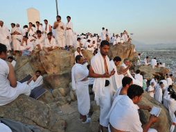 Peregrinos musulmanes vestidos de blanco realizan el rezo de alba antes de la salida del sol sobre Gebel Rahmah en el monte Arafat. EFE  /