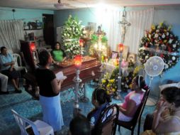 Desde el lunes por la noche, los cuerpos de los jóvenes son velados por sus familias. NOTIMEX  /