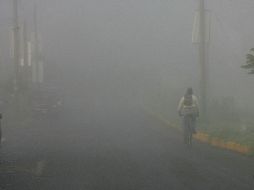 Espesa niebla amaneció sobre Periférico hacia carretera a Saltillo, prácticamente se perdió la visibilidad. ARCHIVO  /