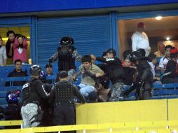 Durante el partido del sábado pasado entre los Zorros y los Tigres se suscitó una pelea entre aficionados y policias municipales. NTX  /
