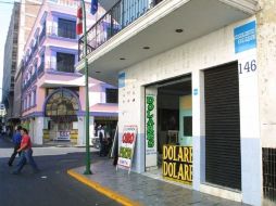 El peso operó en 12.16 por dólar a la compra y en 12.56 a la venta. ARCHIVO  /