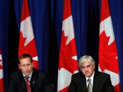 Peter MacKay, ministro de defensa y el ministro extranjero, Lawrence Cannon, escuchan una pregunta durante la conferencia. REUTERS  /