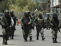 Soldados recorren calles en Ciudad Juárez para reforzar los operativos contra la delincuencia organizada. EFE  /