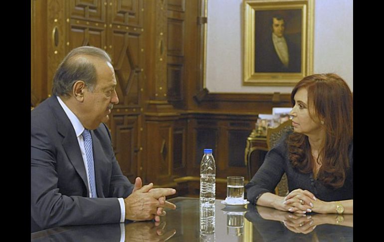 La presidenta argentina, Cristina Fernández (d), recibe en su despacho al magnate mexicano Carlos Slim (i). EFE  /