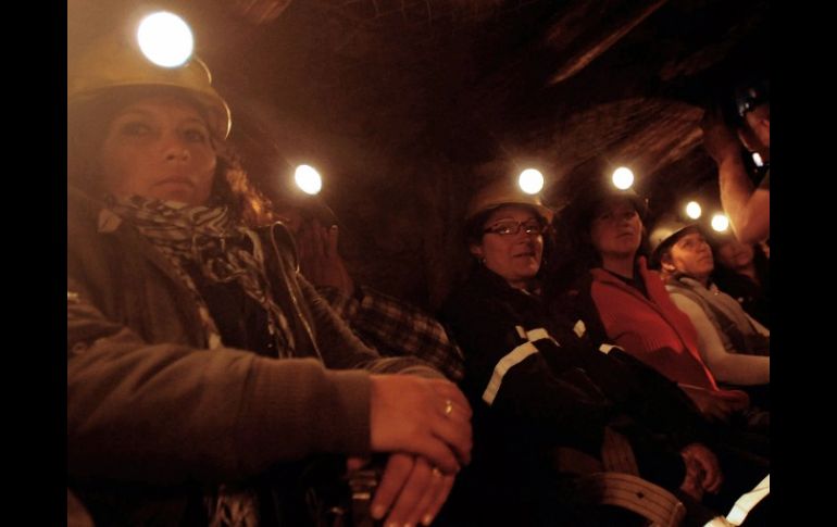 Las mujeres en protesta decidieron ser 33 de manera simbólica. AFP  /