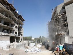 La construcción del desarrollo “La Escondida” (der) continúa pese a no contar con licencias municipales. A. CAMACHO  /