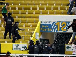 Violencia entre policias y aficionados del Atlas ante partido de Atlas vs Tigres. MEXSPORT  /