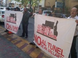 Mientras vecinos y comerciantes muestran su inconformidad, el Ayuntamiento informa que existe retraso. ESPECIAL  /