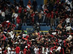 El sábado por la noche, se dio un enfrentamiento entre aficionados y policías en el Estadio Jalisco. MEXSPORT  /
