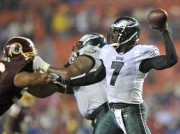 Michael Vick lanzó para 333 yardas y cuatro pases de anotación. AP  /