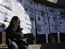 Galia, hermana de un fallecido reportero de ‘‘El Diario’’, expresa su dolor en un acto conmemorativo. REUTERS  /