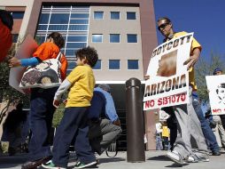 Decenas de manifestantes marcharon por el Centro de Phoenix en contra de la Ley SB 1070. AP  /
