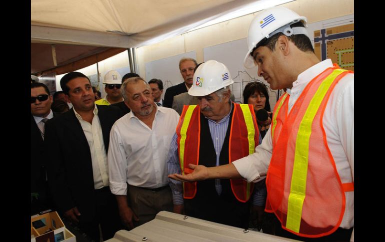 Los presidentes de Uruguay y Ecuador, José Mujica y Rafael Correa (derecha), observan un proyecto de viviendas en Guayaquil. AFP  /