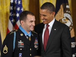 El presidente Barack Obama condecora con la medalla de honor al sargento del Ejército Salvatore Giunta. AFP  /