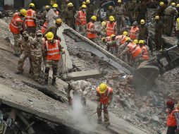 Rescatistas rompen bloques de cemento en Nueva Delhi, en busca de más cuerpos entre los escombros, tras el desplome de un edificio. AP  /