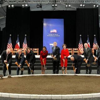 Bush coloca la primera piedra de su biblioteca presidencial