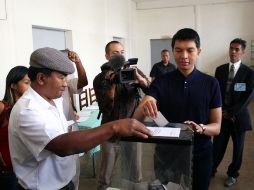 El presidente de Madagascar Andry Rajoelina emite su voto. AFP  /